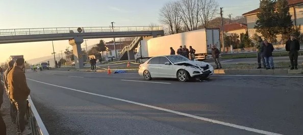 Sakarya'da feci kaza! Yolun karşısına geçmek isterken canından oldu...